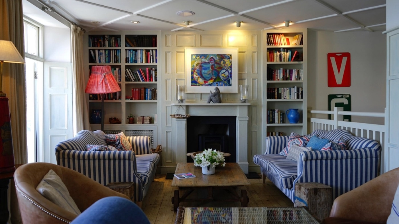 A furnished living room ready for move-in